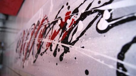 peinture abstraite blanche, rouge et gris