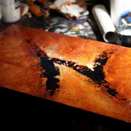 tableau marron sur bois naturel