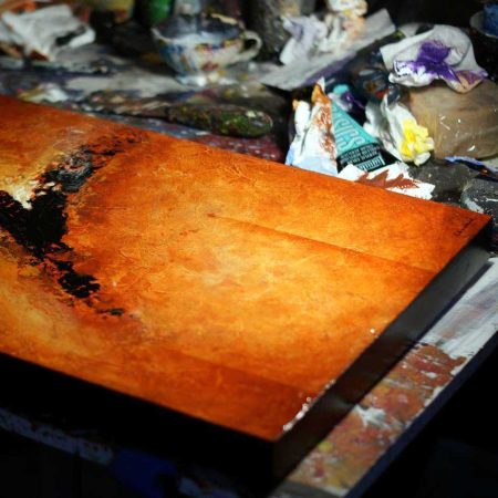 tableau marron sur bois naturel